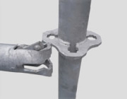 ①クサビが収納された状態の手すりを支柱のフランジの真横から差し込みます。 
